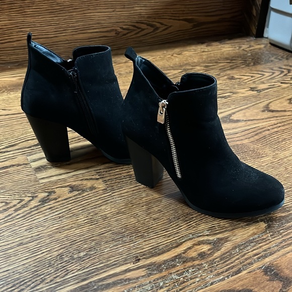 Black suede 2.5inch booties from call it spring. - Picture 6 of 7